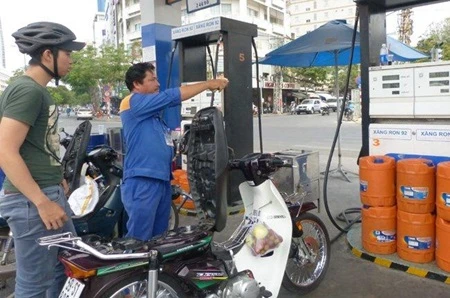 Gasoline prices were raised by 1,200 VND (six cents) per litre in the wake of increasing global fuel prices (Photo: vietq)